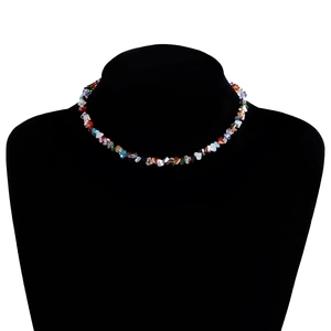 Detail van een kleurrijke choker met onregelmatige kristalstenen op een buste