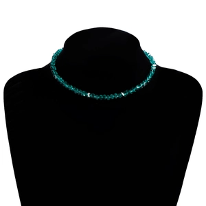 Detailweergave van gefacetteerde turquoise kristallen kralen op zwart display