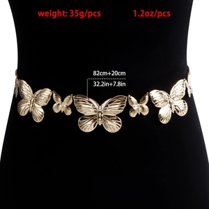 Chaîne de taille papillon dorée avec des ailes rayées sur un mannequin noir