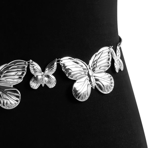 Vue détaillée de la chaîne de taille papillon en métal argenté aux textures fines
