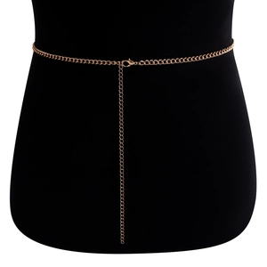 Détail de la chaîne de taille dorée ajustable avec fermoir homard sur mannequin noir