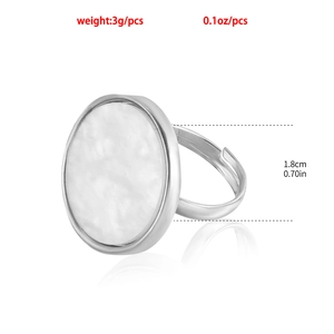 Bague réglable argentée avec grand insert rond en nacre blanche de 1,8cm de diamètre