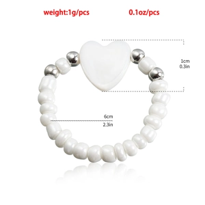 Dettagli del gioiello elastico con perline bianche da 6cm e pendente a cuore da 1cm