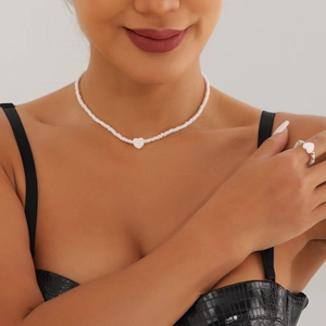 Set bohémien con collana choker di perline bianche e anello con ciondolo a cuore da donna