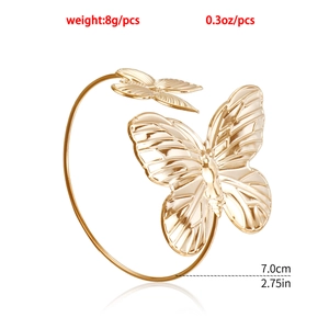 Dettaglio del bracciale a farfalla dorata con diametro di 7,0cm e ali metalliche lucide
