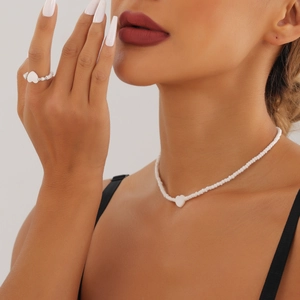 Set collana di perline bianche con ciondolo a cuore e anello abbinato da donna