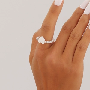 Anello bohémien con perline bianche e ciondolo a cuore in madreperla dal design minimalista