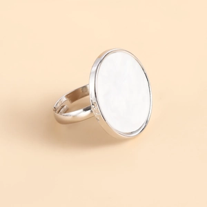 Gros plan d'une base de bague DIY argentée ajustable avec grand support rond plat