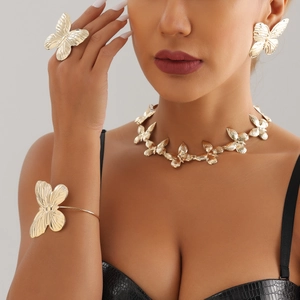 Set di gioielli a farfalla dorati con collana, bracciale, anello e orecchini da donna