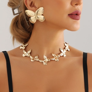 Set collana e orecchini a farfalla dorati con grande ciondolo decorativo da donna elegante