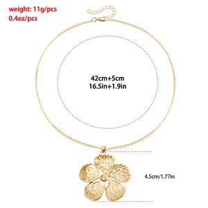 Collar con colgante de flor dorada con medidas 42cm de largo y flor de 4,5cm