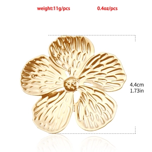 Detalle del colgante de flor dorada con diámetro de 4,4 cm y peso de 11 gramos