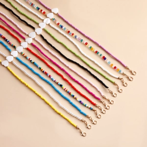 Set dettagliato di dodici collane di perline colorate con ciondoli a cuore in madreperla
