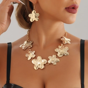 Goldenes Kropfband-Halsketten-Set mit unregelmäßigen Blumen und passenden Ohrringen