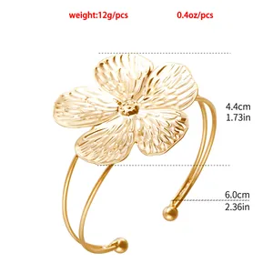 Guía de tallas detallada para la pulsera de flor dorada con medidas en cm y pulgadas