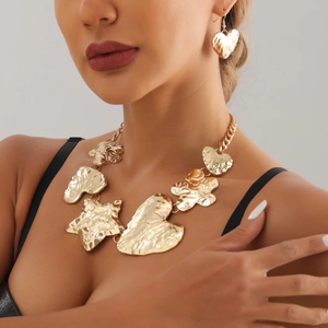 Collana choker in oro martellato con ciondoli a cuore e stelle per un look audace