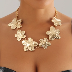 Goldene Choker-Halskette mit unregelmäßigen Blumenanhängern und gehämmerter Metalltextur