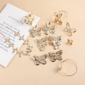 Dettaglio del set di gioielli a farfalla dorata con collana e orecchini abbinati
