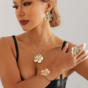 Conjunto de joyas de flores doradas con collar, pendientes, pulsera y anillo martillados
