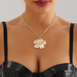 Collar chic estilo punk con colgante de flor dorada y cadena fina en modelo
