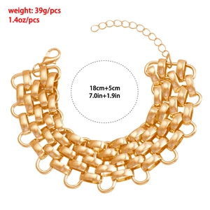 Detail eines breiten Gold-Gliederarmbands mit 18 cm plus 5 cm Verlängerung und Karabiner
