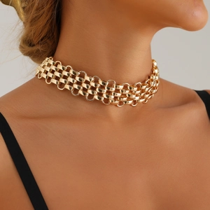 Detaillierte Nahaufnahme des klobigen goldbeschichteten Chokers mit Metallnetzstruktur