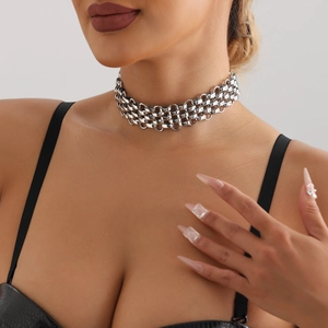 Nahaufnahme des dreilagigen silbernen Gliederketten-Chokers mit industriellem Metalldesign