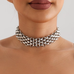 Nahaufnahme einer dreilagigen silbernen Gliederkette als Choker am Modell