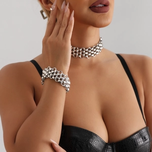 Nahaufnahme eines klobigen silbernen Gliederketten-Sets aus Halskette und Armband