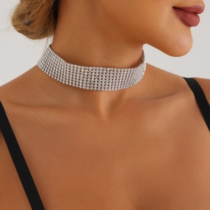 Nahaufnahme eines funkelnden mehrreihigen Strass-Chokers an einem Modelhals