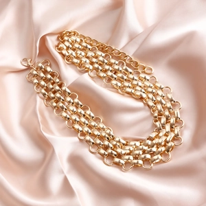 Punk-Stil klobige goldene mehrlagige Gliederkette auf weichem champagnerfarbenem Seidenstoff