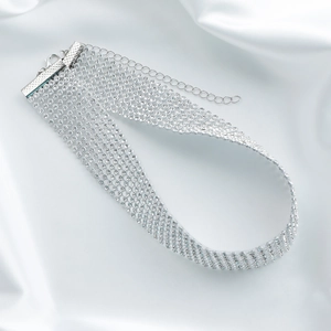 Detailansicht des funkelnden Silber-Chokers mit mehrreihigem Strassbesatz aus Kristall
