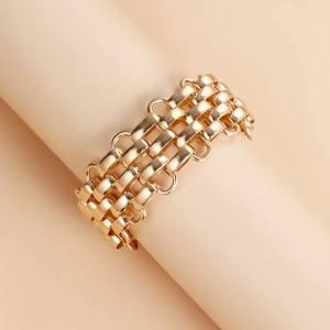 Nahaufnahme eines breiten goldenen Gliederarmbands mit rechteckigen Metallplatten