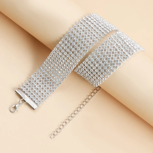 Detail eines mehrlagigen Glitzer-Strass-Chokers mit Karabinerverschluss und Verlängerungskette