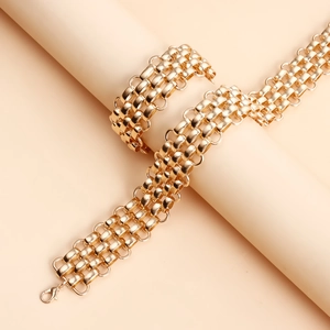 Details von mehrreihigem goldenem Kettenglied-Armband mit Karabinerverschluss und Glanz