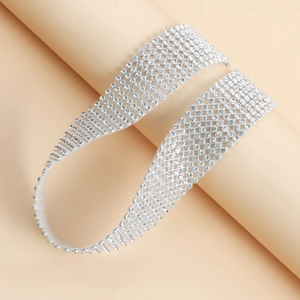 Detailansicht eines mehrreihigen funkelnden Kristall-Chokers mit flexiblem Silberband