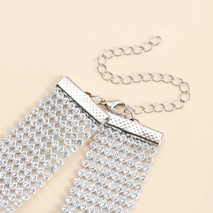 Detailansicht des mehrreihigen Strass-Chokers mit Karabinerverschluss und Verlängerung