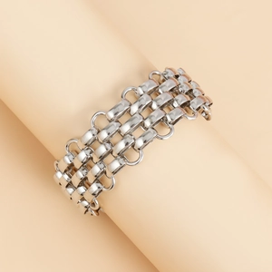 Nahaufnahme von punkigem breitem silbernem Metallarmband mit verflochtenen Kettengliedern