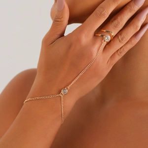Bracelet bague bohème chaîne de main avec forme en V évidée et accents en zircon étincelants