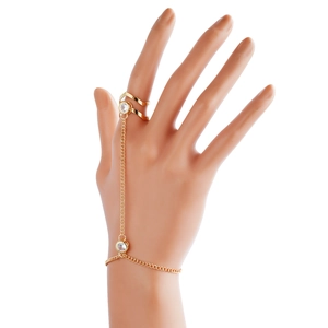 Bracelet bague doré avec strass et motif géométrique vintage ajouré porté sur un mannequin