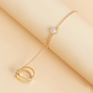 Détail du bracelet bague doré avec géométrie creuse et strass étincelant pour femme