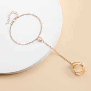 Vue détaillée d'un bracelet bague doré avec pierre précieuse et anneau à double structure