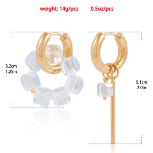 Pendientes de aro asimétricos dorados con cuentas de cristal y barra larga geométrica