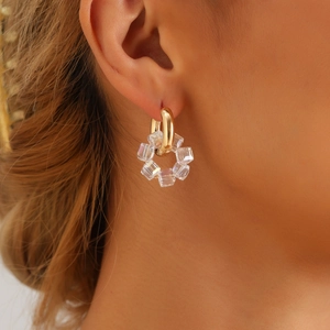 Aros dorados minimalistas con anillo de cuentas de cristal cuadradas transparentes en modelo