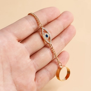 Détail de la bague bracelet esclave œil maléfique doré avec strass bleus et blancs
