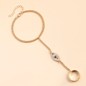 Détail du bracelet bague œil protecteur doré avec cristal bleu et chaîne réglable