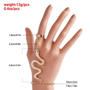Détails du bracelet bague serpent vintage doré avec strass et texture d'écailles précise