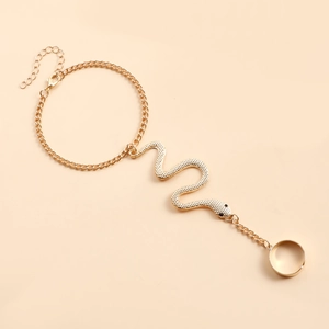 Détail d'un bracelet bague doré avec motif serpent et pierres noires étincelantes