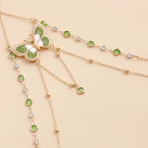 Beinkette mit grünem Schmetterling aus Emaille und goldenen Quasten im Boho-Stil