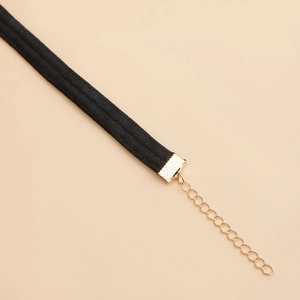 Detail des schwarzen Samt-Chokers mit goldener Schließe und verstellbarer Verlängerung